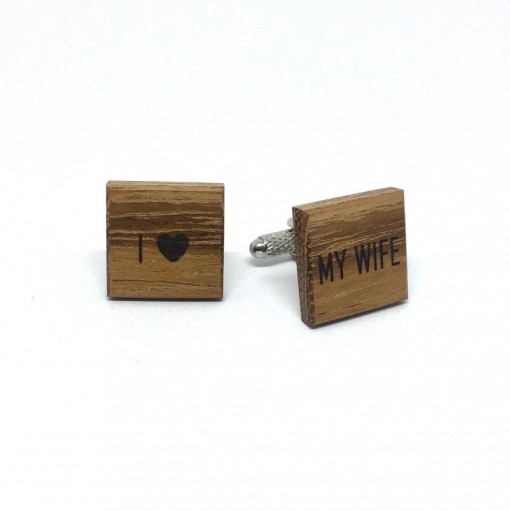 Manchetknapper i træ med "I LOVE MY WIFE"