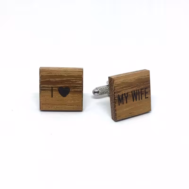 Manchetknapper i træ med "I LOVE MY WIFE" 3 Manchetknapper i træ med "I LOVE MY WIFE"